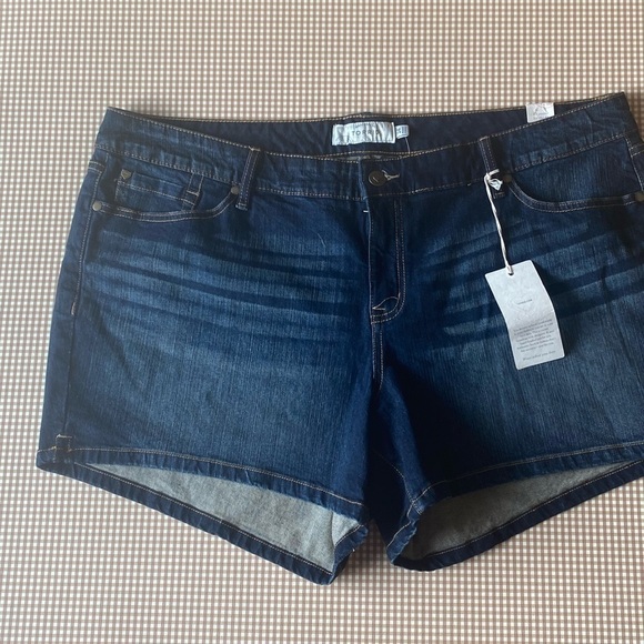 Torrid women’s denim shorts. Size 24. NWT - Picture 4 of 14